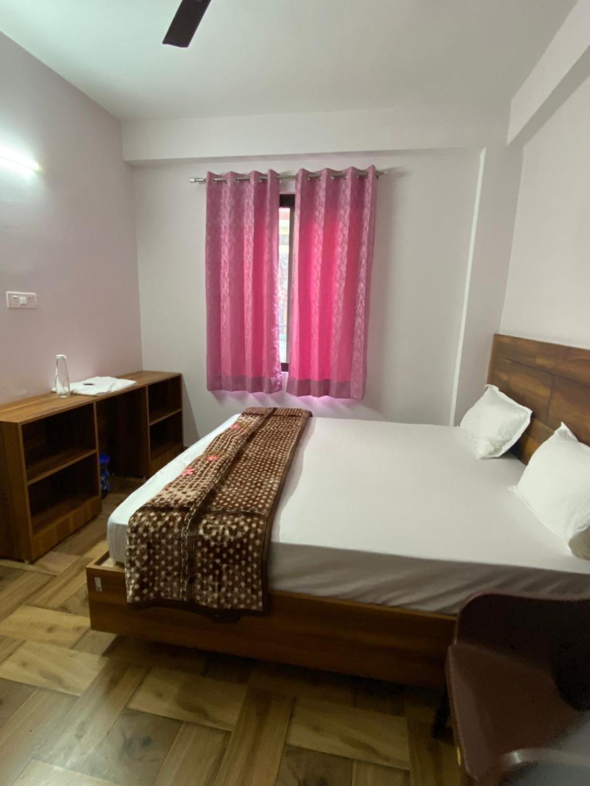Crescent Moon Homestay Rishīkesh Екстериор снимка